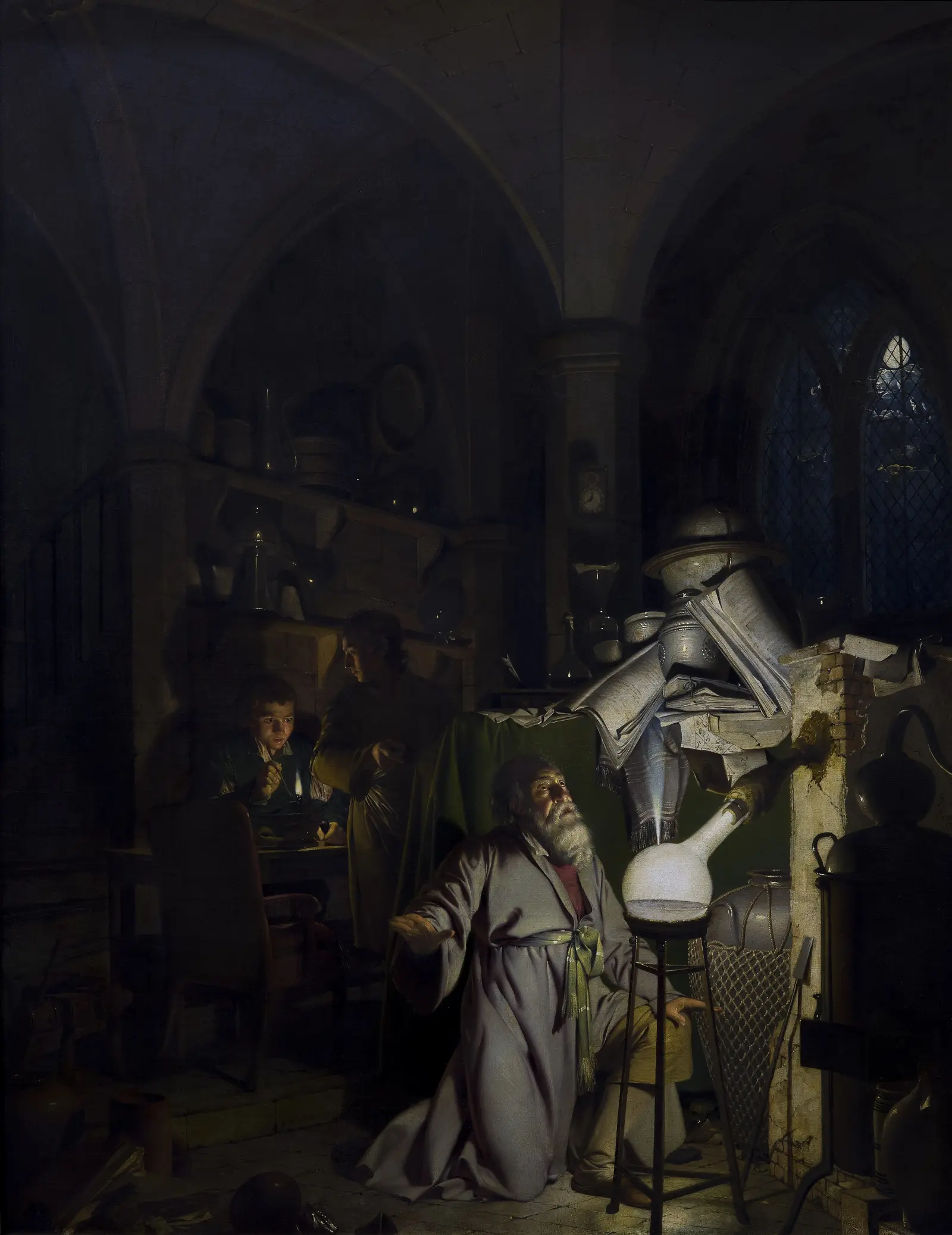 Un alchimiste à genoux devant un ballon qui jette une lumière blanche dans son laboratoire.